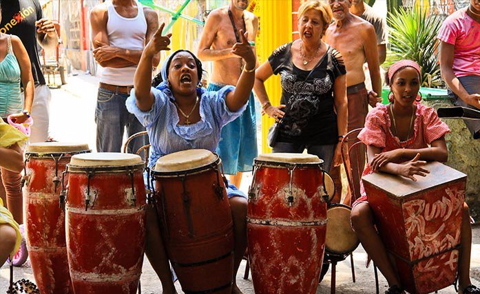 woman playing drums, Hamel alley in center havana© Cuba Absolutely, 2014