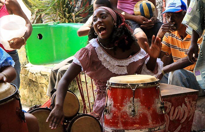 woman playing drums, Hamel alley in center havana© Cuba Absolutely, 2014